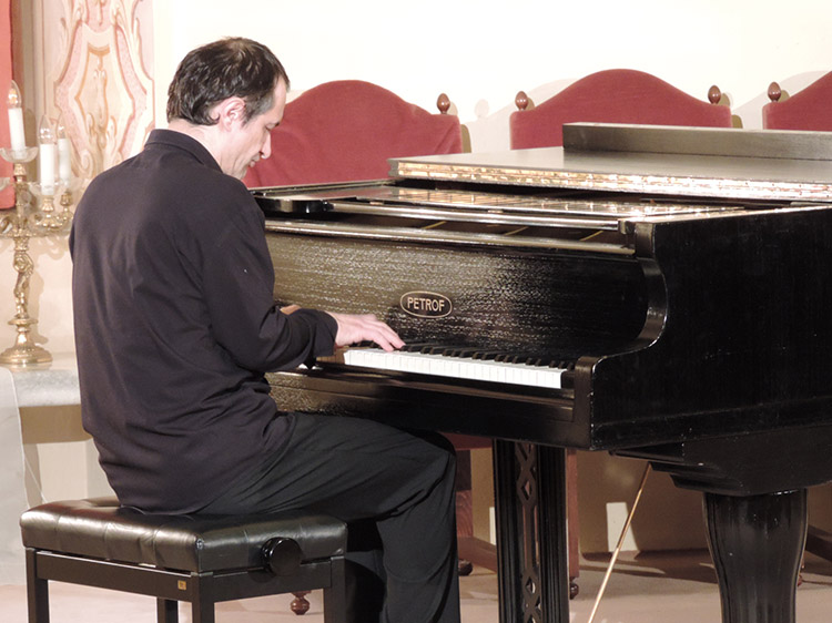 V Konici zahrál  klavírní „kejklíř“ 