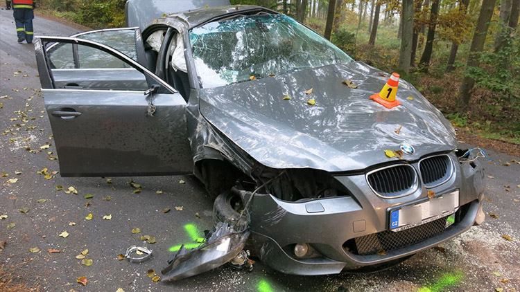 Zfetovaný řidič zdemoloval BMW