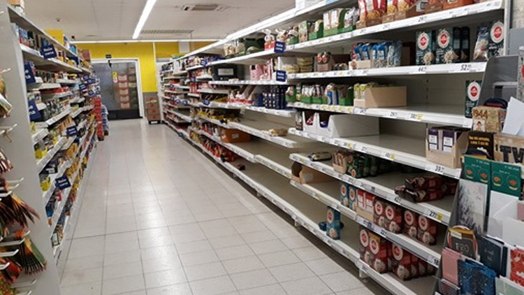 Supermarkety poloprázdné...