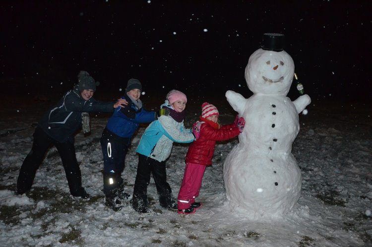 Děti stavějí sněhuláky
