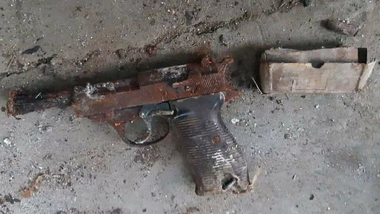 Pistole nalezená v kurníku byla vyrobena za druhé světové války