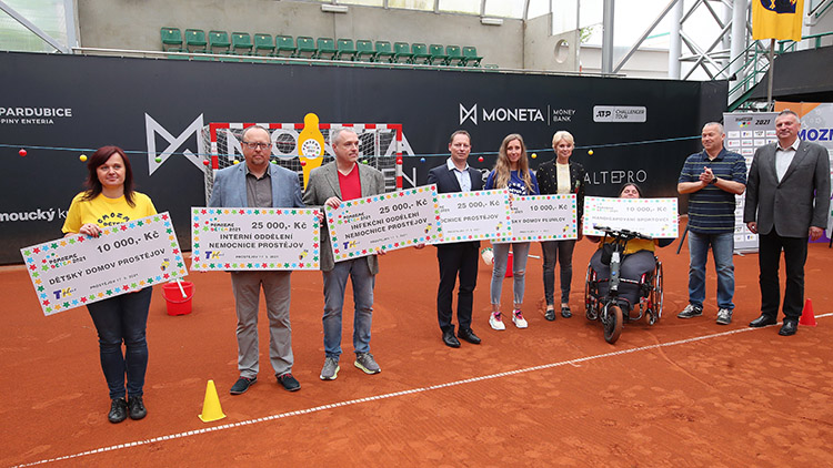 Návrat dětí ke sportu na tenisových kurtech podpořili Šafářová s Barošem