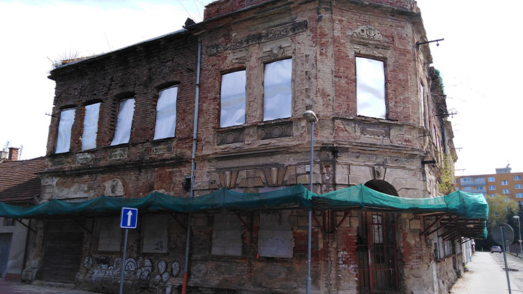 Hodinový hotel na Předině se stále rozpadá