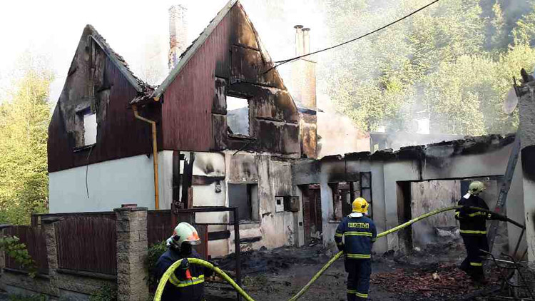 Požár rodinného domu v celém rozsahu dostaly pod kontrolu 4 jednotky