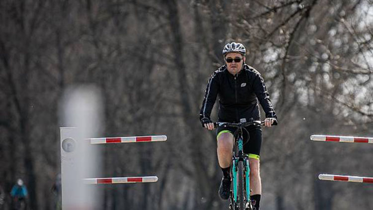 Metr a půl od cyklisty – nové pravidlo začne platit v polovině příštího roku