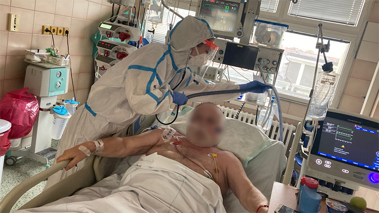 Lůžka nemocnic AGEL Středomoravské nemocniční rychle plní pacienti s covid-19