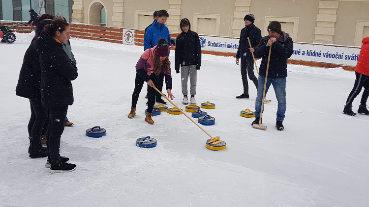 Ledové sportování školáků na mobilním kluzišti omezily nemoci, ale originální Hanácké curling už naplno frčí