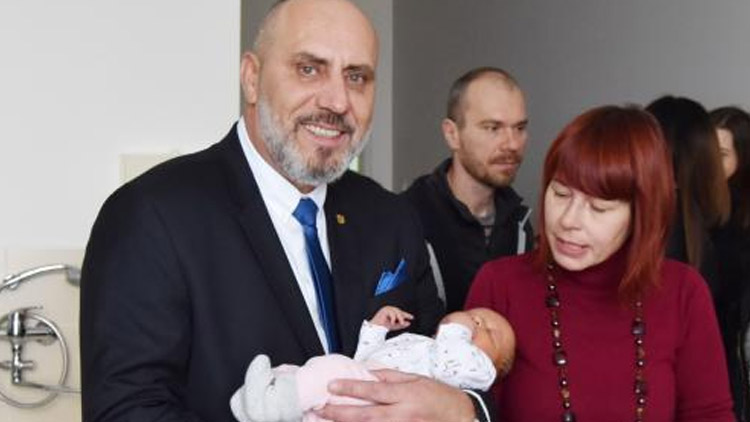 Návštěva vedení města. Rodiče prvního miminka Prostějova se těší z deseti tisíc korun
