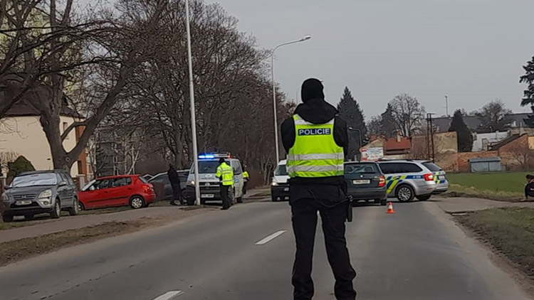 Nehoda v Okružní: policisté  přehlédli projíždějící auto!