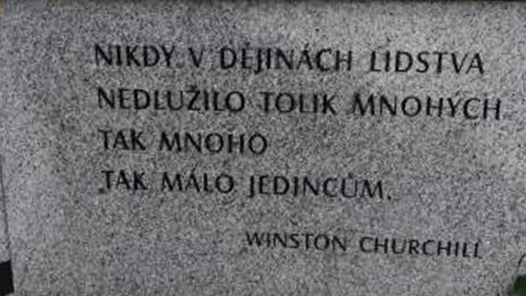Nápis na památníku čs. letců padlých ve 2. světové válce je v novém