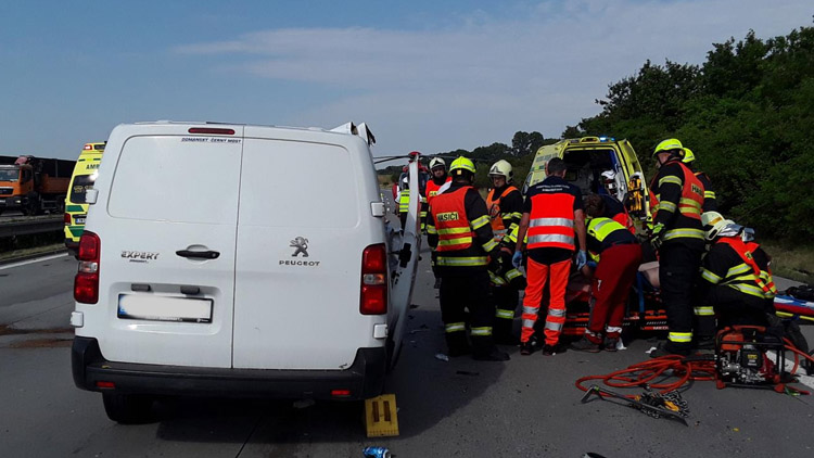 Hraničtí hasiči vyprostili vážně zraněného řidiče z trosek dodávky
