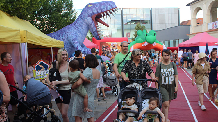 Do centra vtrhli dinosauři, dorazilo na pět set dětí
