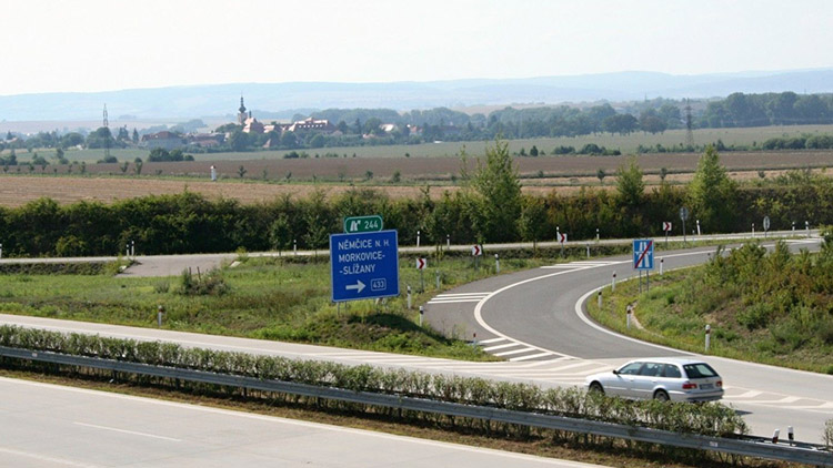 Opravy uzavřely dálnici D1,  objížďka vede přes Mořice