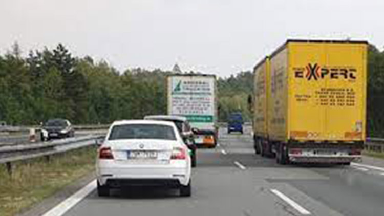 Zákaz předjíždění kamionů  bude i na dálnici u Prostějova