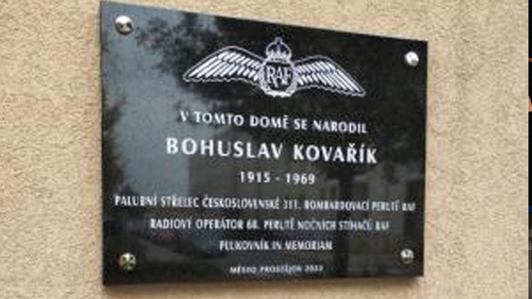 Pamětní deska na rodném domě plk. Bohuslava Kovaříka – letce 311. perutě RAF