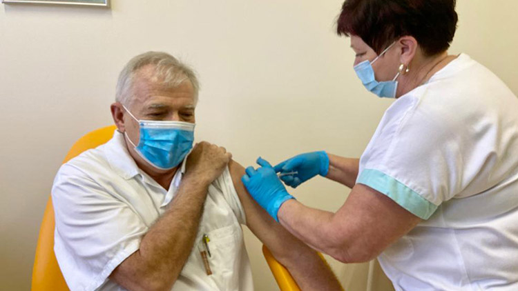 Očkování zdravotníků v nemocnici pokračuje
