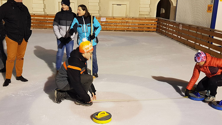 Hanácké curling na prostějovském náměstí, covid – necovid!