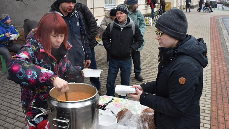Bezdomovci také letos přijdou o polévky