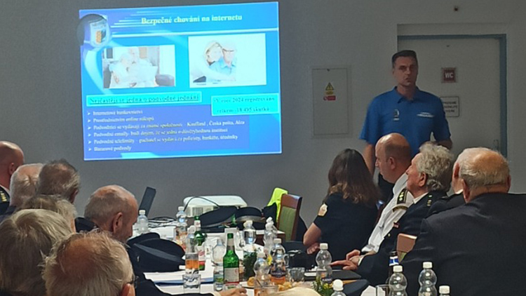 Vysloužilí hasiči zase v Určicích  besedovali s městskými policisty