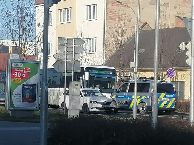 Čtvrteční komplikace na Plumlovské, Autobus se potkal s osobákem 