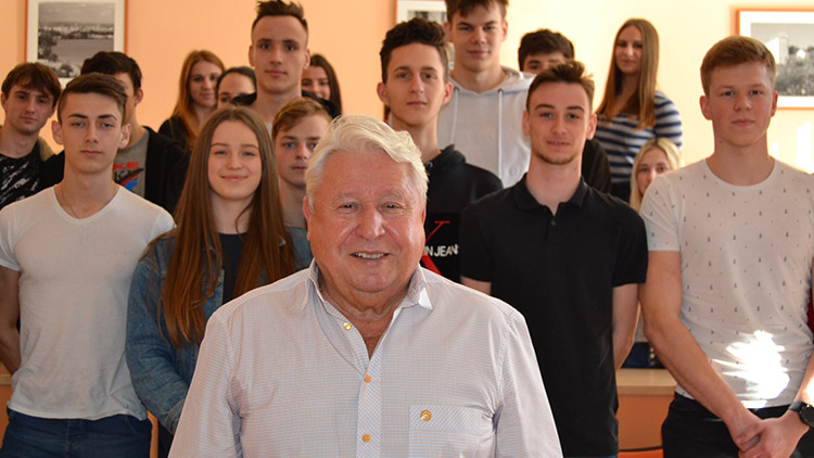 Miroslav Černošek přednáší  studentům na SOŠPO