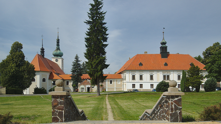 Výstava portrétů na zámku