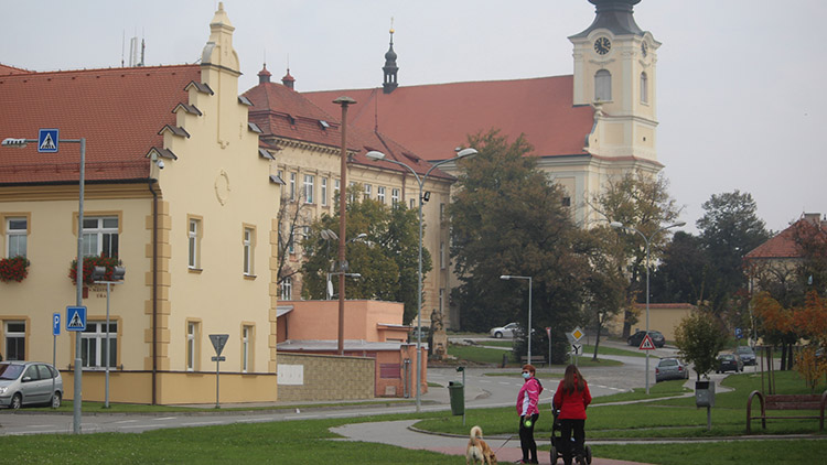 Život v Kostelci? Centrum je stále živé, lidé zodpovědní