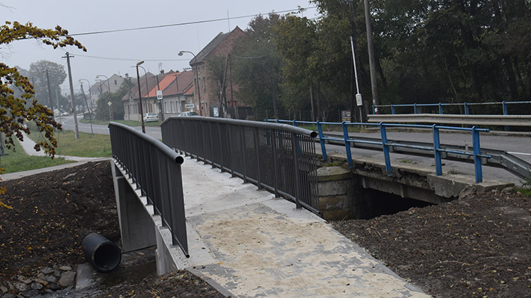 Chodci se už nemusí bát, most přes Hloučelu je hotový