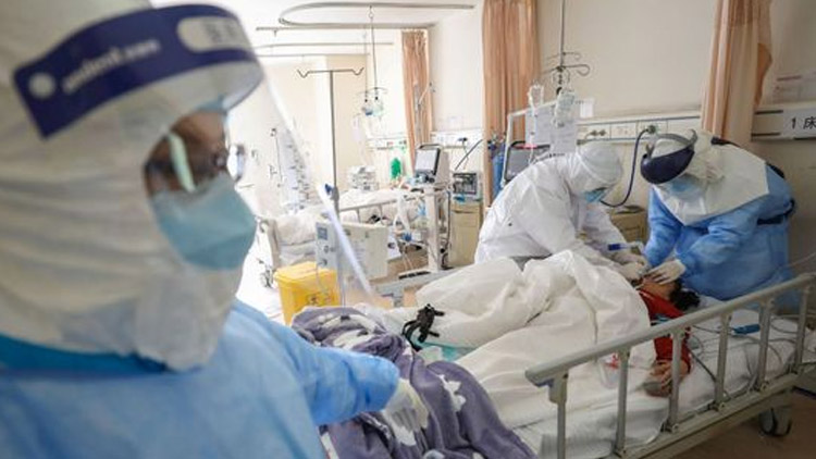 Pacienti na covid-19 umírají, nakaženi jsou i politici