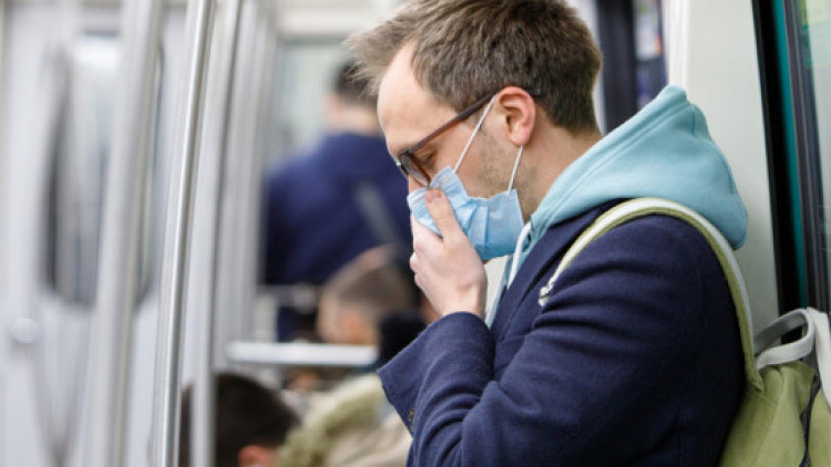 Odmítli si nasadit roušky