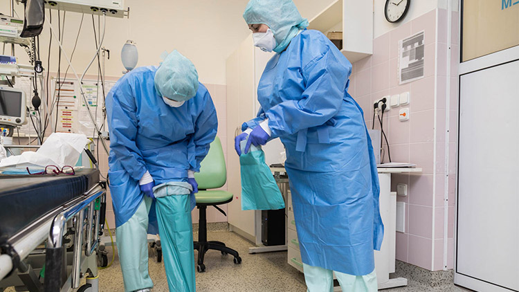 V nemocnici leží rekordní počet pacientů s koronavirem