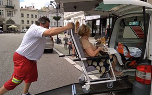 Seniorka po úrazu v předzahrádce skončila na vozíku