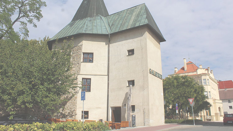 Tudy šly dějiny. Z umělecké bašty se stalo Tower Café