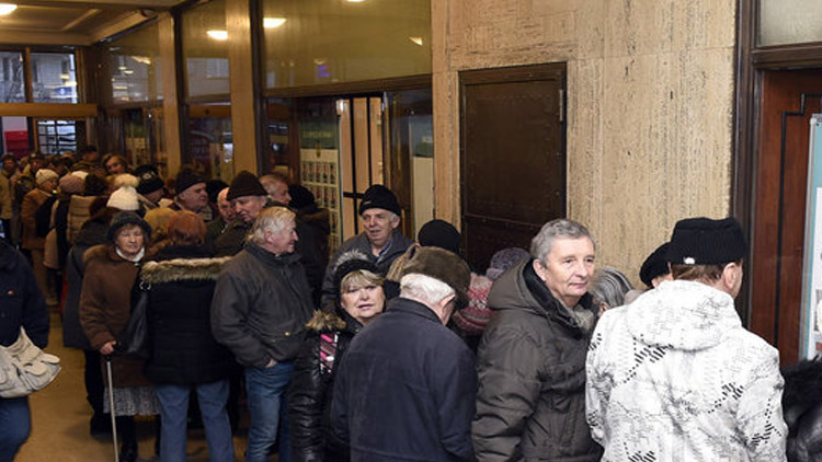 Největší společenské akce? Čekání na úřadech