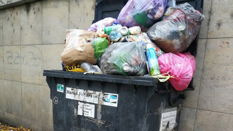 UDĚLAL BORDEL U HŘBITOVA!