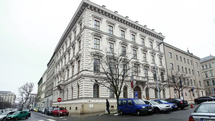 LIDÉ HROMADNĚ ŽALUJÍ POLITIKY