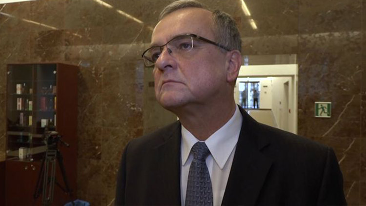 Politici a nařízení: Jsme k smíchu celému světu