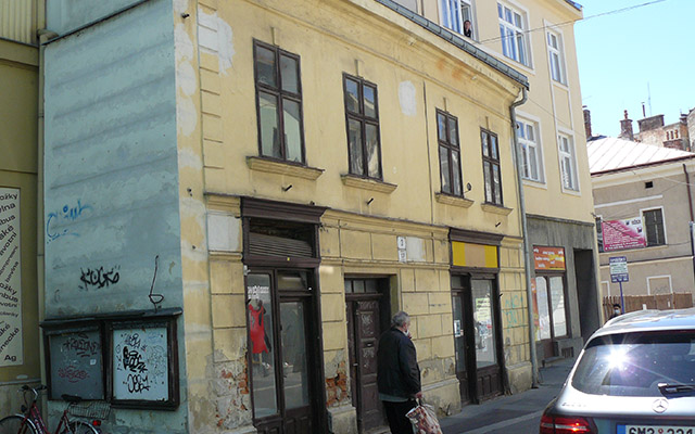 Místo klenotu ostuda!