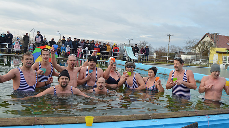 Mažoreti pomáhají seniorům