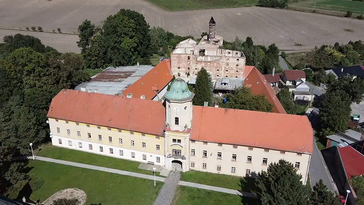 Chcete žít jako princezna? V Mořicích je polovina zámku na prodej