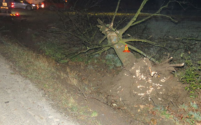 Pod náklaďákem se utrhla krajnice!