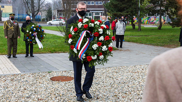 Připomínky Dne boje za svobodu a demokracii se zúčastnili i zástupci kraje