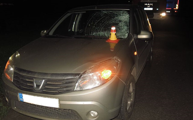 Neosvětleného chodce srazilo auto