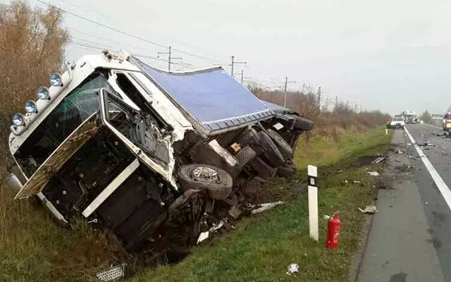 S kamionem skončil ve škarpě