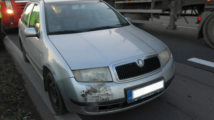 Uvolněná kola kamionu  se řítila na škodovku!