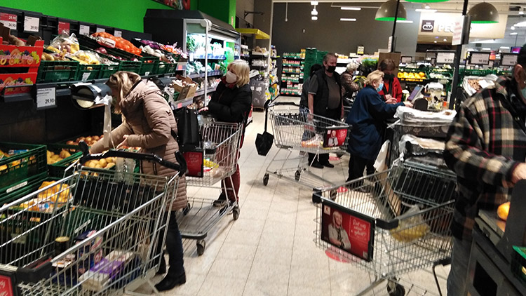 Poloprázdné obchody? Ale jděte! V Kauflandu bylo NARVÁNO JAKO VŽDY