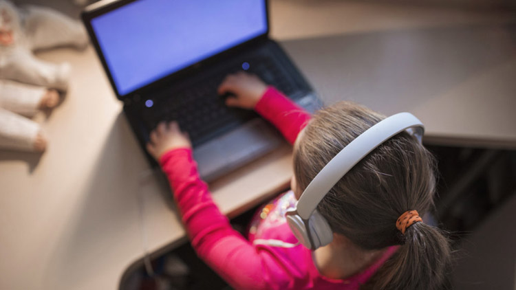 Učitelé (se) už musí učit on-line! A co rodiče?