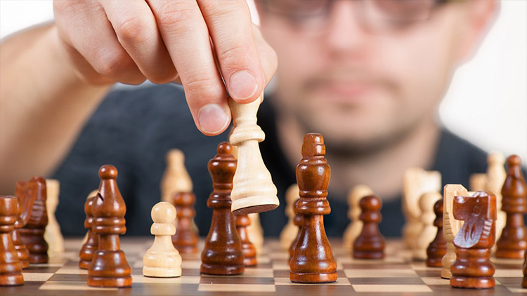 Na svůj opožděný start čekají i šachové soutěže družstev