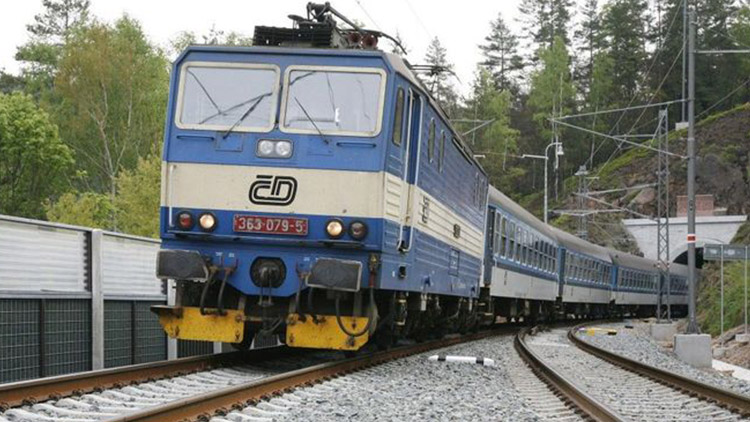   Žena vypadla za jízdy z vlaku