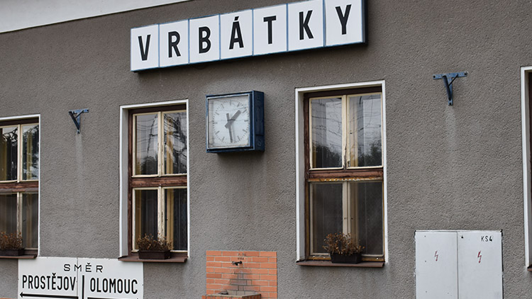 Žena vypadla z vlaku!